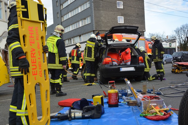 FW-MH: Schwerer Verkehrsunfall zwischen Straßenbahn und PKW - Eine Person eingeklemmt.