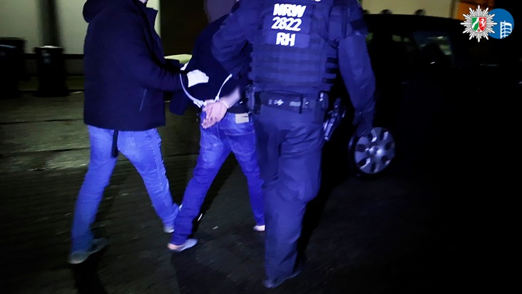POL-OB: Gemeinsame Pressemitteilung der Staatsanwaltschaft Duisburg und der Polizei Oberhausen: Schlag gegen Tätergruppierung in mehreren Städten - Haftbefehle erlassen - Drei Tatverdächtige in U-Haft