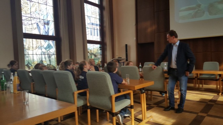 FW Dinslaken: Kinderfeuerwehr zu Besuch im Rathaus