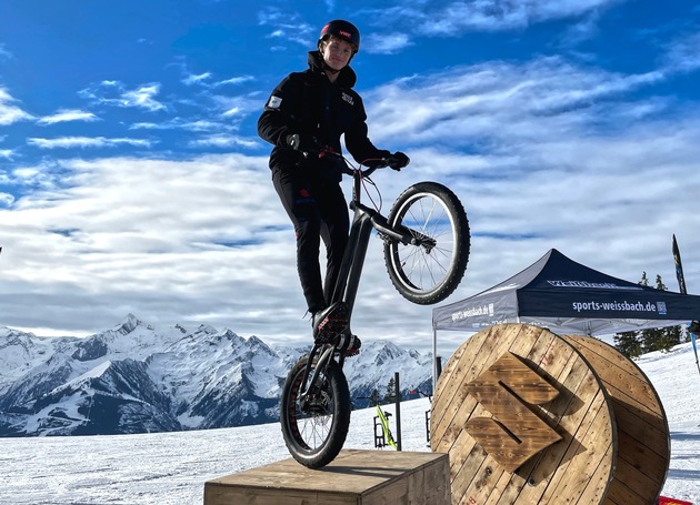 Doppelter RID-Weltrekord vor traumhafter Bergkulisse: Radsportprofi Thomas Klausner knackt auf gut 1.900 Metern Höhe die »meisten Hinterradsprünge in Folge« und erzielt den »weitesten Drop-Gap-Sprung aus dem Stand«