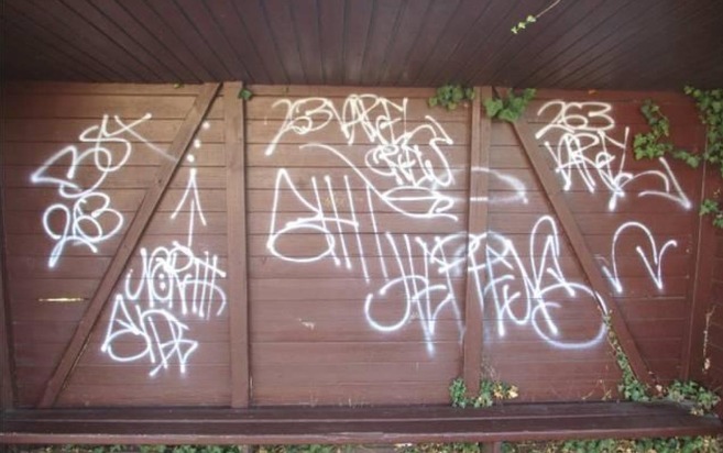 POL-WHV: Sachbeschädigung durch Graffiti in Varel (2 Fotos)
