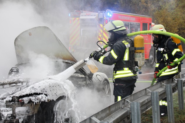 FW-BN: Sportwagen wird Raub der Flammen - Fahrer und Hund bleiben unverletzt
