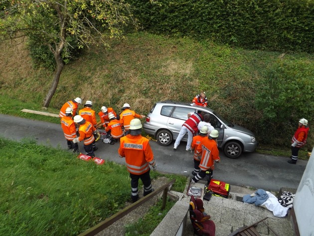 POL-HM: Pkw setzt sich beim Beladen in Bewegung - 36-Jähriger vom Fahrzeug eingeklemmt und schwer verletzt - Rettungshubschrauber im Einsatz