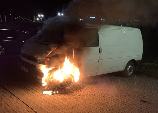 POL-STD: VW-Bus in Stade in Brand gesetzt - Polizei sucht Zeugen