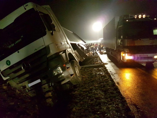 THW-HH MV SH: LKW-Unfall: THW Kaltenkirchen unterstützt Bergungsarbeiten