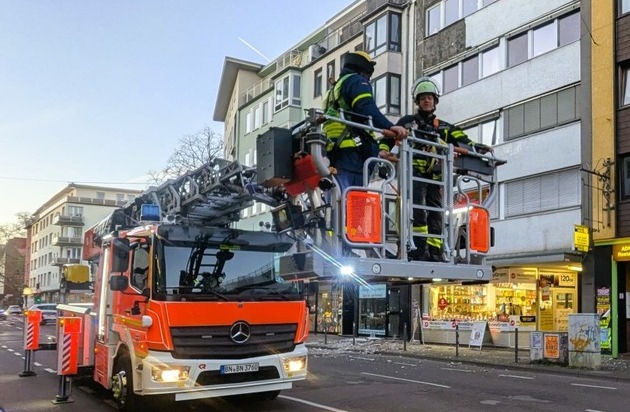 FW-BN: Fassadenteile stürzen auf Gehweg und verletzen zwei Menschen