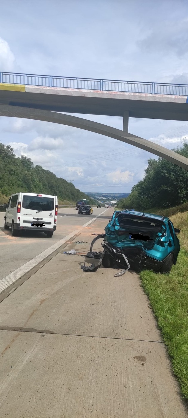API-TH: Schwerer Verkehrsunfall auf der A4 mit acht teils schwer verletzten Personen, darunter drei Kinder