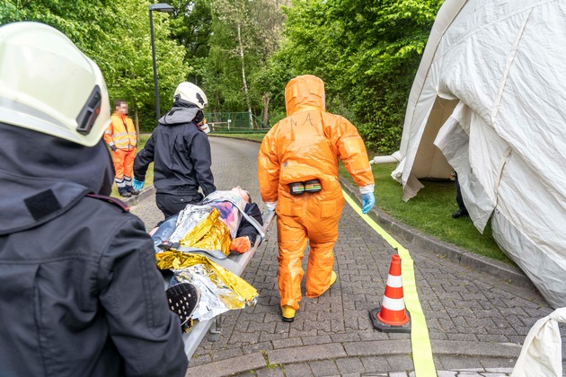 FW-EN: Einmalige Übung mit der Polizei - Dekontamination von Verletzten und die Zusammenarbeit mit der Polizei wurden geübt