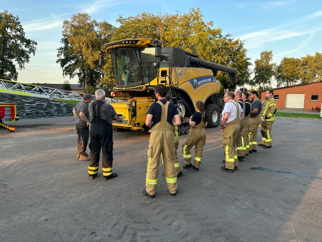 FW-OLL: Rettung aus der Höhe: Feuerwehr Wildeshausen übt Notfallrettung bei Herzstillstand auf einem Mähdrescher