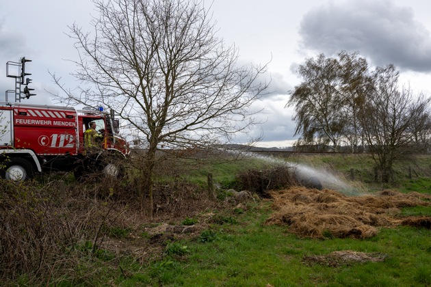 FW Menden: Feuerwehr Menden l&ouml;scht Rundballenbrand auf Streuobstwiese