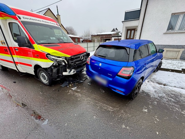 FW VG Westerburg: Rettungswagen prallt auf Einsatzfahrt mit PKW zusammen - drei Personen leicht verletzt