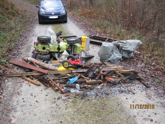 POL-GÖ: (690/2016) Unbekannte entsorgen Müll und Bauschutt auf Waldweg