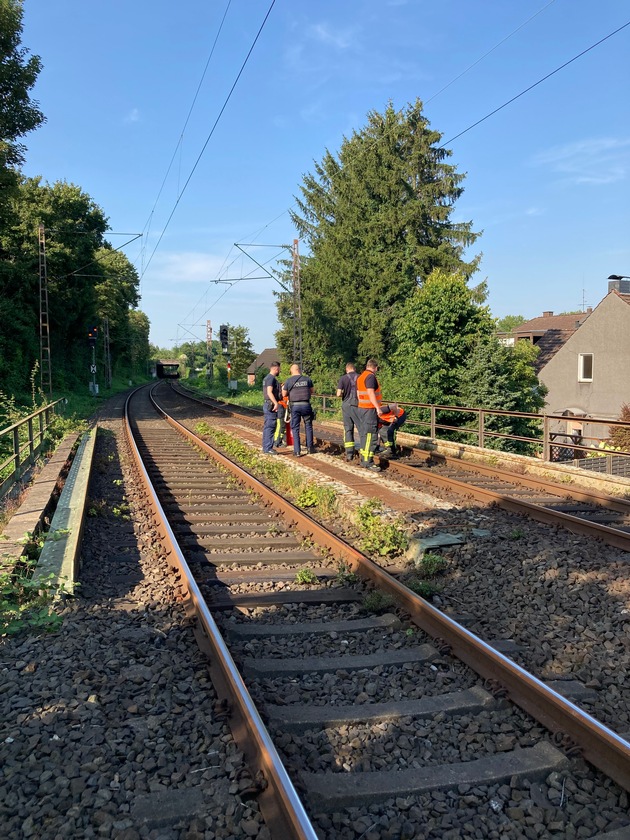 FW-OB: Kleinbrand im Gleisbett erfolgreich gelöscht