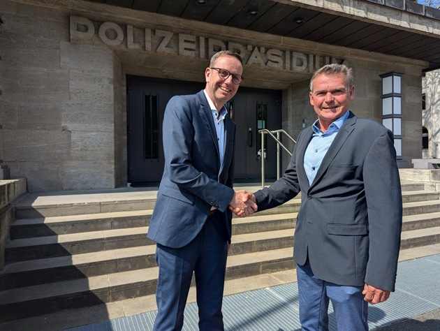 POL-BO: &quot;Ich freue mich sehr auf das Polizeipräsidium Bochum!&quot; - Dr. Carsten Dübbers ist neuer Kripo-Chef - Ralf Gromann in den Ruhestand verabschiedet
