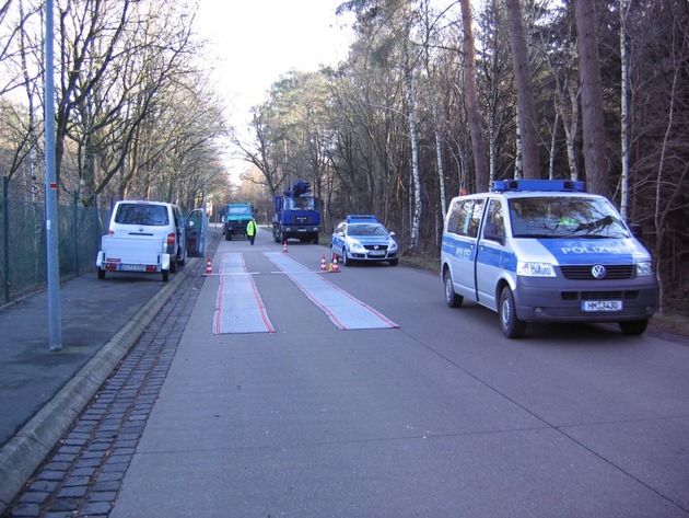 POL-NI: Ganztägige Großkontrolle des Schwerlastverkehrs auf der B 6 -Bilder im Downlaod-