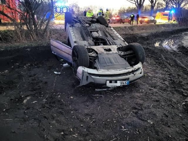 POL-STD: Autofahrer landet in Stade bei Unfall auf dem Dach