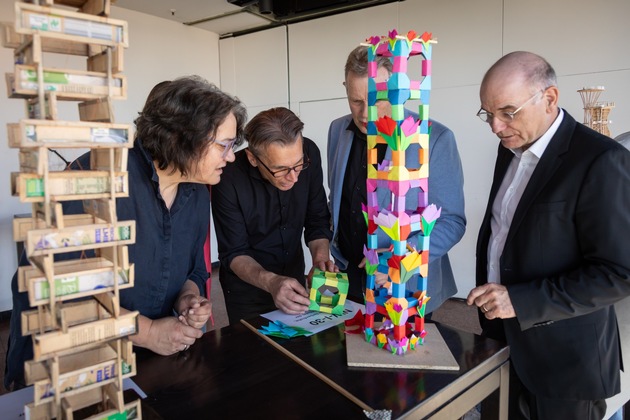 Schülerinnen aus Oberhausen und Schloß Holte-Stukenbrock bauen die besten Turmmodelle und vertreten das Land in Berlin