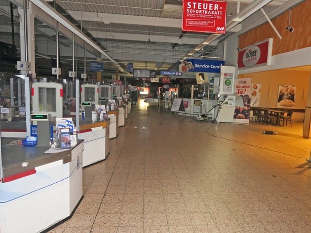 POL-ME: Geldautomatensprengung im Verbrauchermarkt - Wülfrath - 2007158