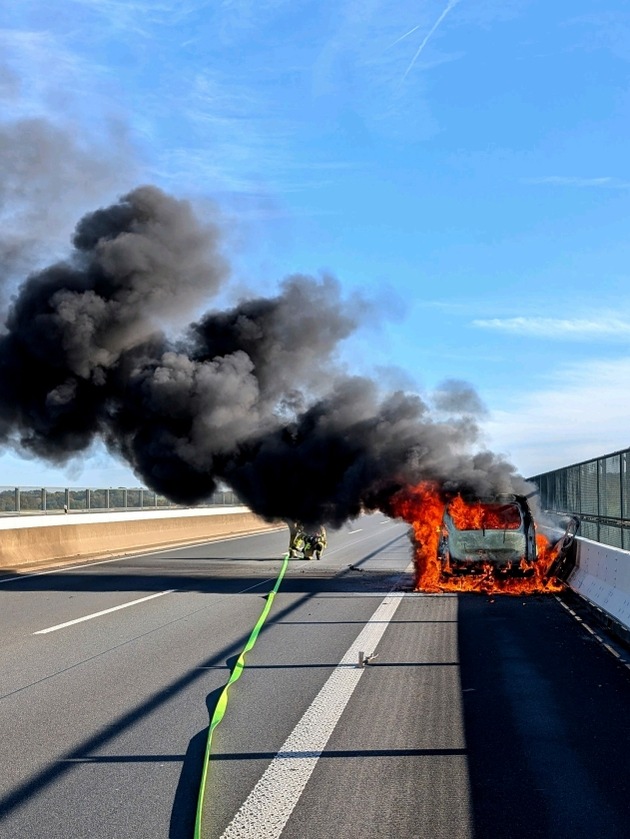 FW Ratingen: Brennender PKW auf Ruhrtalbrücke - Feuerwehr Ratingen im Einsatz