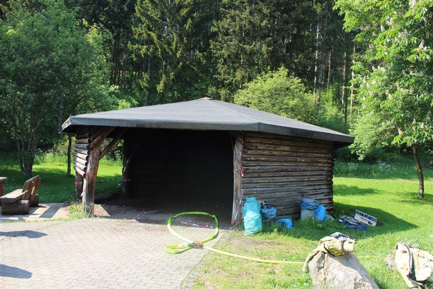 POL-PPTR: Brand an Grillhütte am Stausee in Jünkerath-Glaadt - Verursacher gesucht