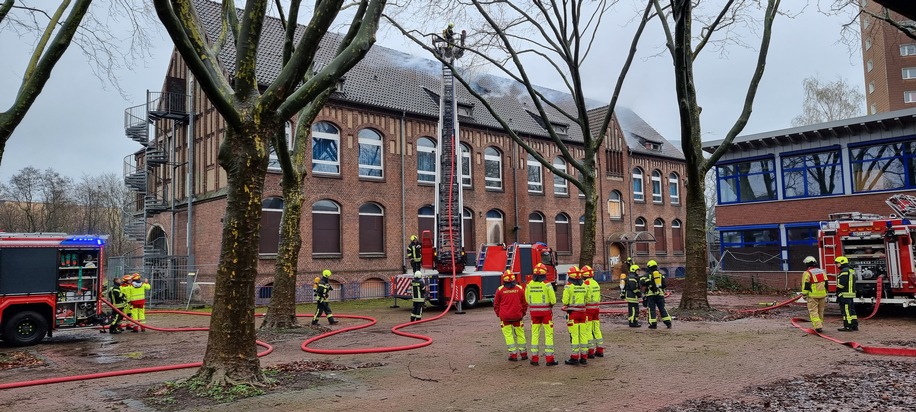 FW-OB: Brand in der ehemaligen Hauptschule St. Michael an der Knappenstraße