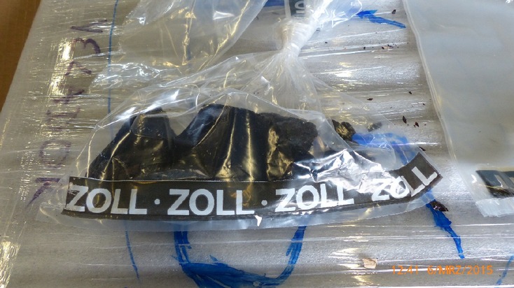 ZOLL-HH: 80 kg schwarzes Kokain sichergestellt

Schlag gegen organisierte internationale Rauschgiftkriminalität;
Zollfahndungsamt Hamburg stellt rund 80 kg schwarzes Kokain sicher;
4 Festnahmen in Rumänien;