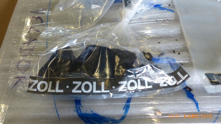 ZOLL-HH: 80 kg schwarzes Kokain sichergestellt

Schlag gegen organisierte internationale Rauschgiftkriminalität;
Zollfahndungsamt Hamburg stellt rund 80 kg schwarzes Kokain sicher;
4 Festnahmen in Rumänien;