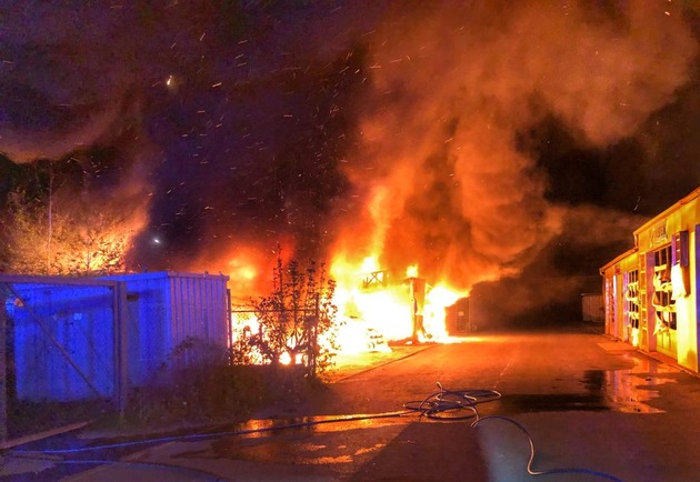 FW-GE: Nächtlicher Großeinsatz in Gelsenkirchen-Ückendorf / Feuer auf Gelände einer Kfz-Werkstatt zerstört mehrere Lkw und Pkw. Personen kamen nicht zu Schaden