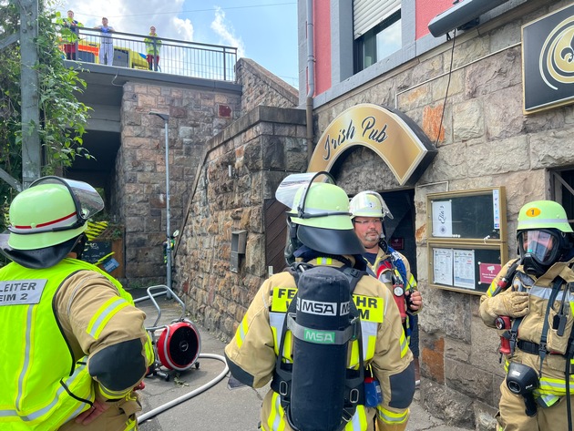 FW Weinheim: Brand im Keller in der Mannheimer Straße