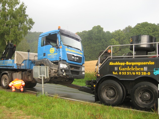 POL-HOL: Landesstraße 550 - Fürstenberg - Meinbrexen: 100.000,-- EUR Sachschaden bei LKW-Unfall - Bei Starkregen nach rechts von der Fahrbahn abgekommen -