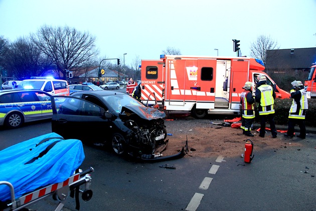 FW-E: Verkehrsunfall mit PKW und Rettungswagen, vier Schwerverletzte
