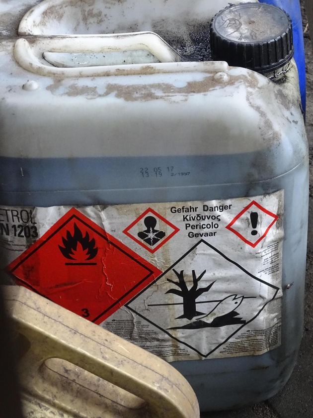 POL-SE: Uetersen - Kanister mit Altöl im Parkdeck abgelagert