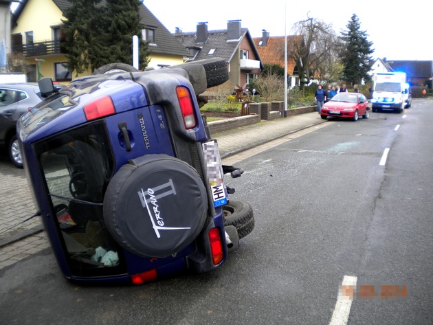 POL-HM: Geländewagen prallt auf geparkten Pkw und kippt um - Fahrer leicht verletzt