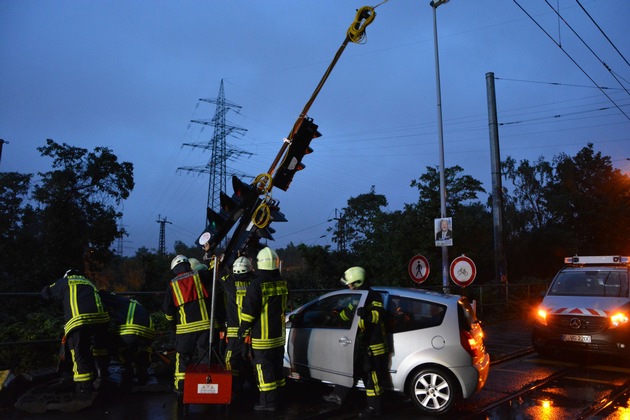 FW-MH: Verkehrsunfall legte den Straßenbahnverkehr still