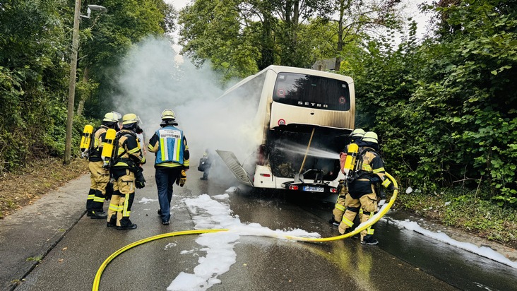 FW-E: Brennender Reisebus - Menschenrettung konnte anfangs nicht ausgeschlossen werden