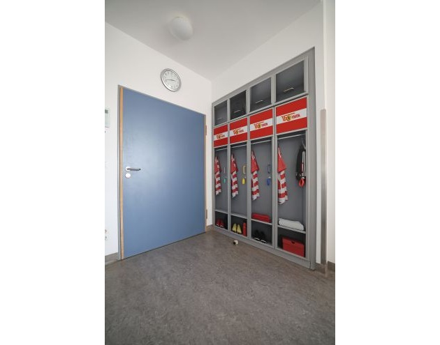 Rot-wei&szlig;er Union-Look: POS Werbung gestaltet &bdquo;Eiserne Knirpsenkabine&ldquo; der DRK Kliniken Berlin-K&ouml;penick neu