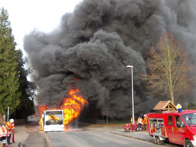 POL-NI: Linienbus brennt vollständig aus - Insassen bleiben unverletzt -Bild im Download-