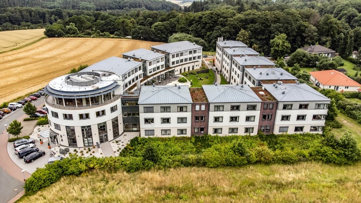 Pressemeldung: Schön Klinik Bad Arolsen: Psychosomatik stärken, Hürden abbauen: Politische Delegation diskutiert Personalmindestvorgaben und Anerkennungsprozesse