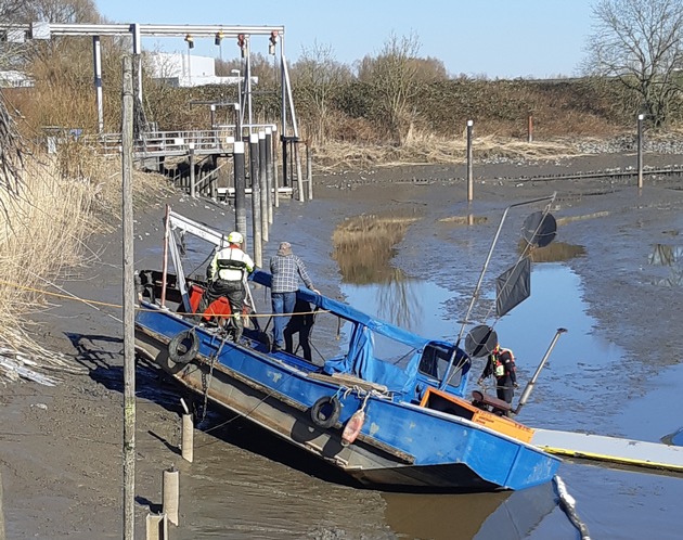 WSPI-OLD: Wassereinbruch bei einem Baggerboot -Bergung ist angelaufen-