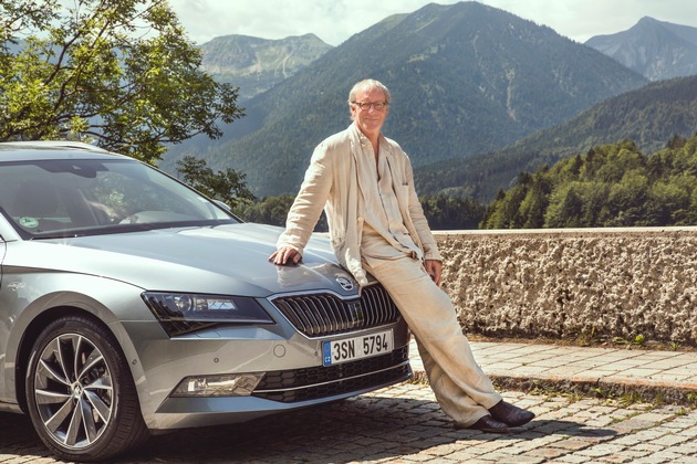 Charakterdarsteller trifft Raumriesen: August Zirner testet neuen SKODA Superb Combi (FOTO)