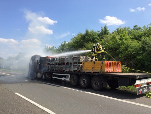 FW-HAAN: Mit Holz beladener Sattelzug brennt auf der A 46