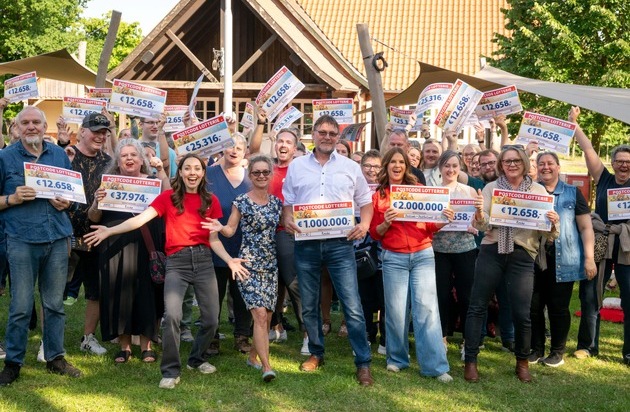 Deutsche Postcode Lotterie: Riesenjubel in Rosche: Katarina Witt überrascht Deutschlands glücklichstes Dorf mit 2 Millionen Euro