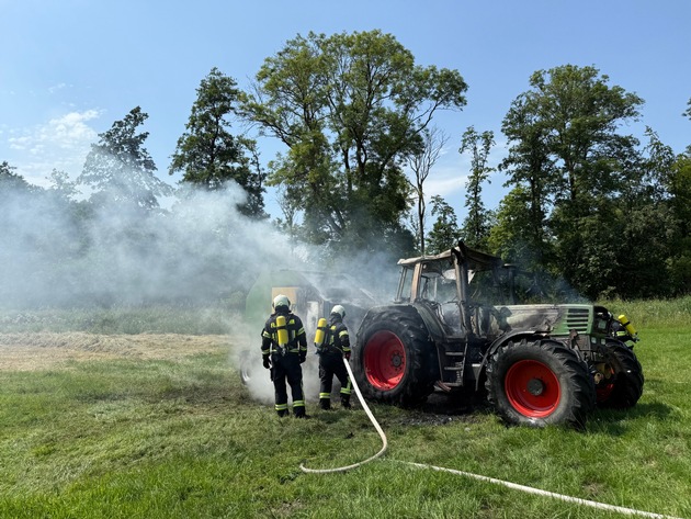 FW-AUR: Treckergespann ausgebrannt