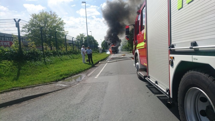 FW-DO: 27.04.2018 - Feuer in Asseln
Lkw-Zugmaschine brannte vollständig aus