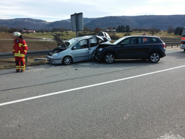 POL-FR: Klettgau-Geißlingen. Schwerer Unfall auf der B 34 mit drei beteiligten Fahrzeuge, fünf Personen zum Teil schwer verletzt