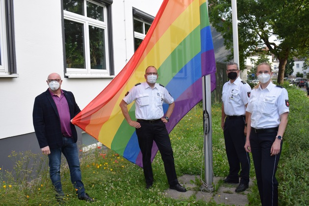 POL-HM: Regenbogenfahne am Sitz der Polizeiinspektion Hameln-Pyrmont Holzminden gehisst