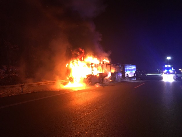 FW-OE: Linienbus brennt auf der Bundesautobahn völlig aus