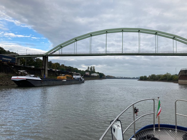 POL-DU: Köln-Niehl: Schiff prallt gegen Brücke - Autokran versinkt im Rhein