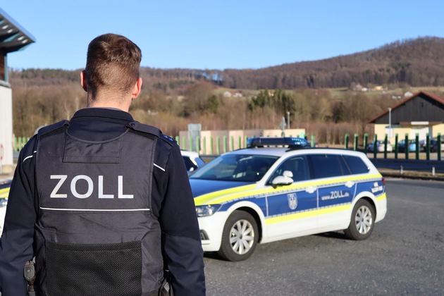 HZA-R: Zoll-Großeinsatz in der Oberpfalz und Großzöbern: Drei Kilo Kokain, zehn Liter Amphetamin, Waffen und Bargeld aus dem Verkehr gezogen