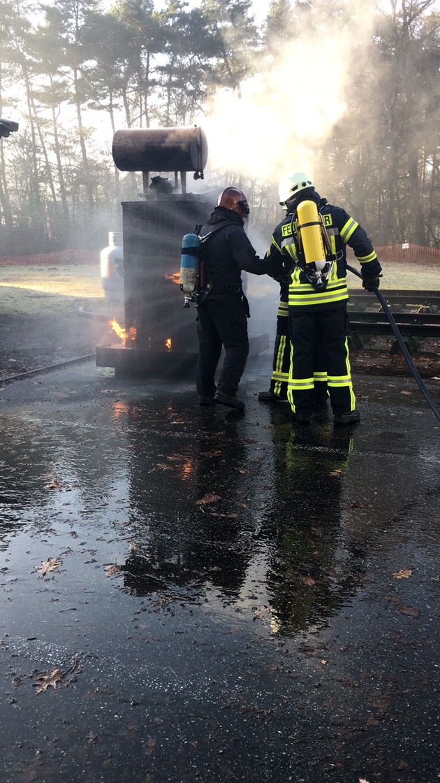 FW-KLE: Freiwillige Feuerwehr Bedburg-Hau trainiert Gefahren an elektrische Anlagen